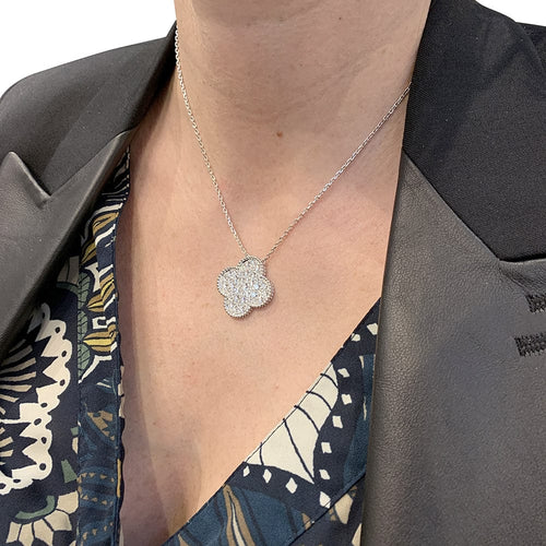 Collier Collier Van Cleef & Arpels "Magic Alhambra" en or blanc et diamants. 58 Facettes 30215
