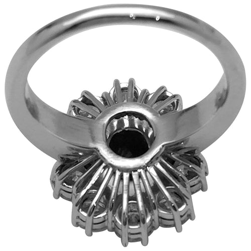 Bague 54 Bague en or blanc, rubis ovale entouré de diamants. 58 Facettes 27163