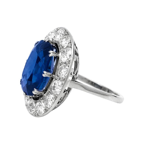 Bague 51 Bague en platine centrée d'un saphir de 6,06 carats, entourage diamants. 58 Facettes 28528