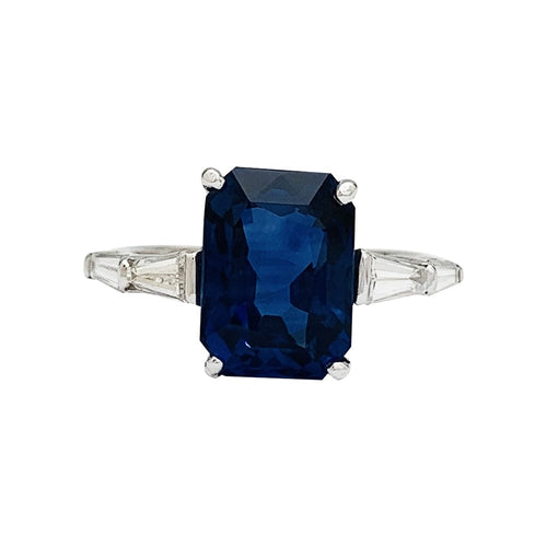 Bague 52 Bague saphir 5,17 carats en or blanc épaulé de diamants taille trapèze. 58 Facettes 30390