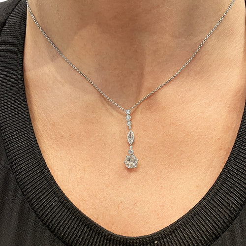 Collier Collier style Art Déco en or blanc platine et diamants. 58 Facettes 30602