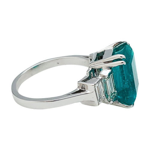 Bague 54 Bague or blanc, émeraude 5.90 cts, diamants. 58 Facettes 30684