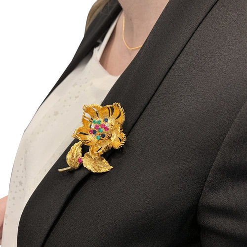 Broche Broche Cartier, "Fleur" en or jaune, diamants, émeraudes, rubis et saphirs. 58 Facettes 30236