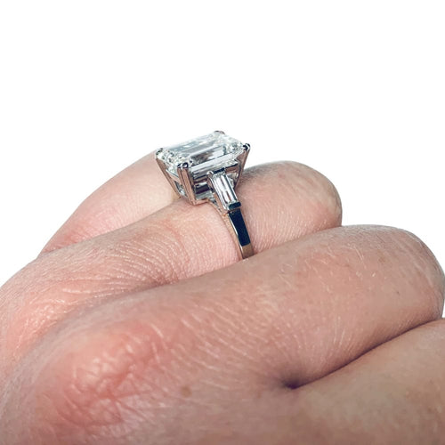 Bague 56 Solitaire diamant taille émeraude 3,82 carats, or et platine. 58 Facettes 30492