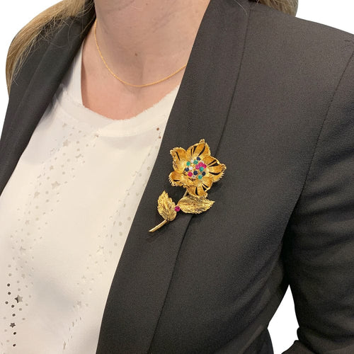 Broche Broche Cartier, "Fleur" en or jaune, diamants, émeraudes, rubis et saphirs. 58 Facettes 30236