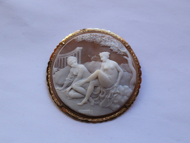 Broche Broche - Pendentif Grand camée coquille "le Bain de Diane" 58 Facettes 300